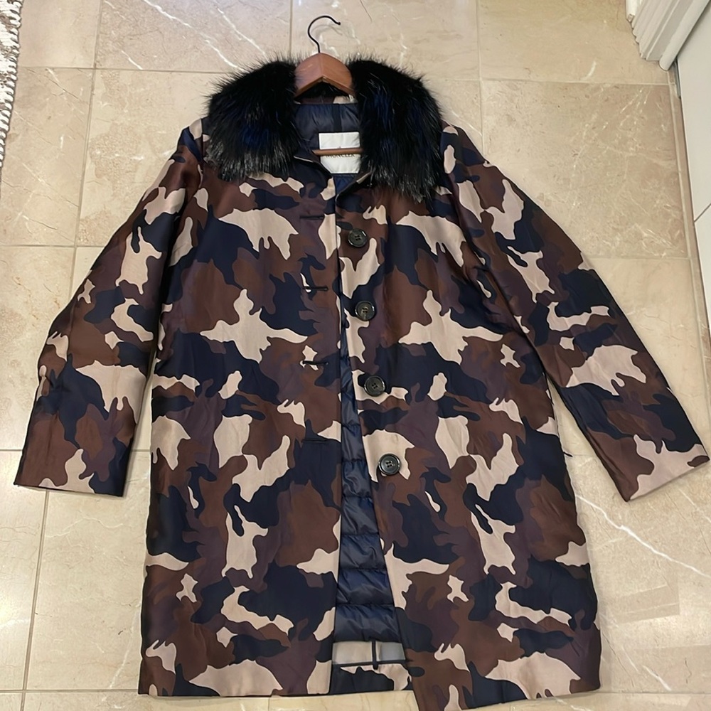 Moncler coat w detachab fur collar.